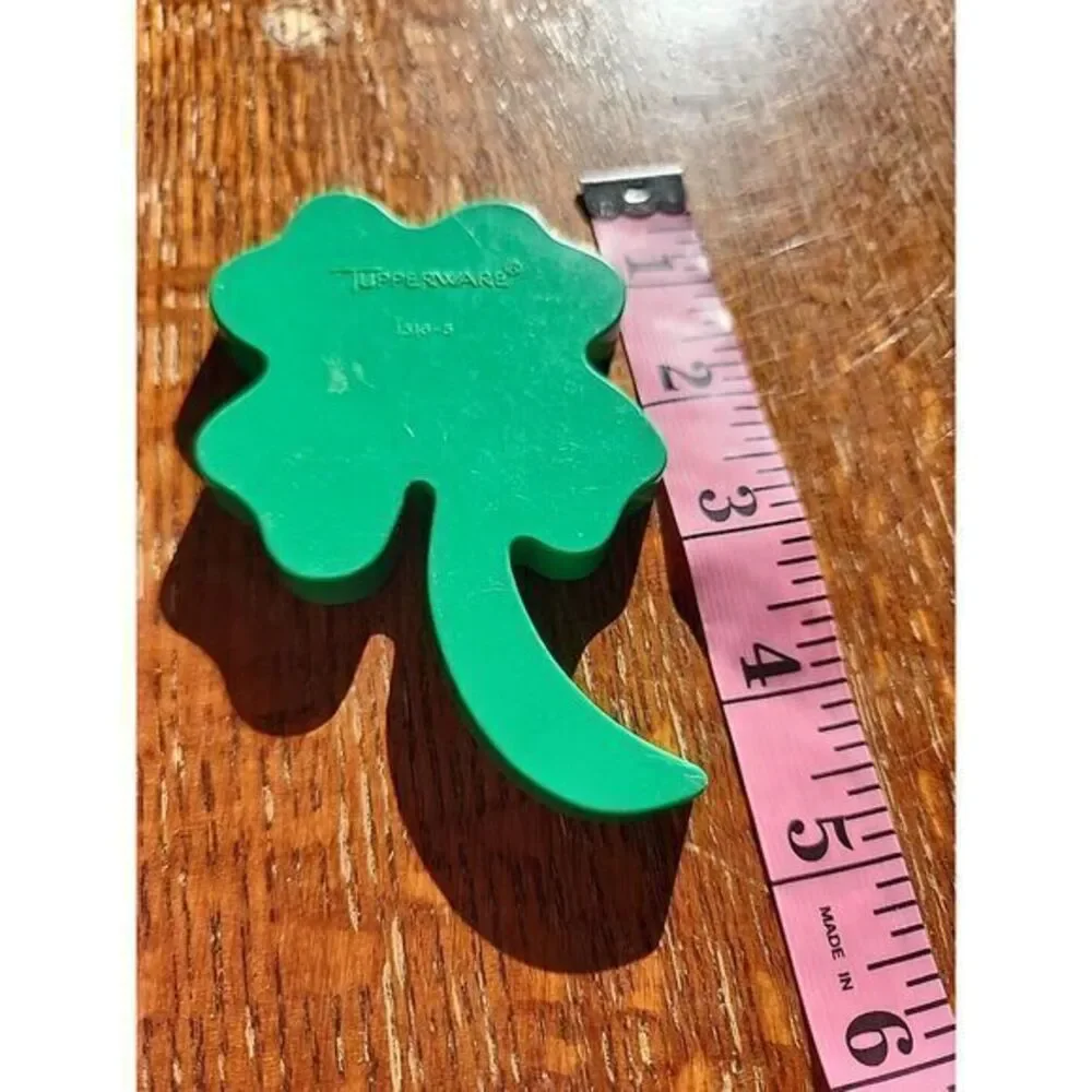 Vintage‎ Tupperware 1316-5 Shamrock 4 Leaf Clover Green Plastic Cookie Cutter